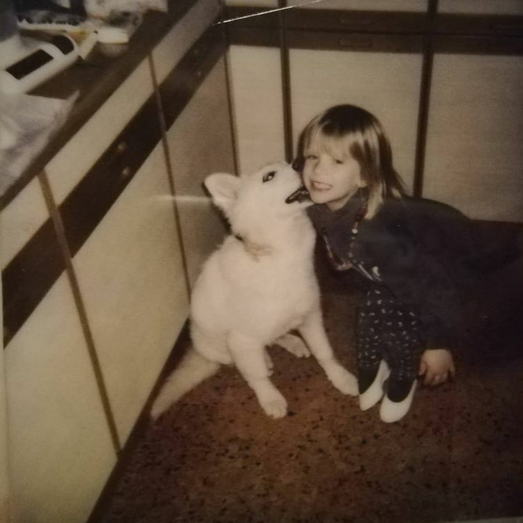 Carina als Kind mit Hund